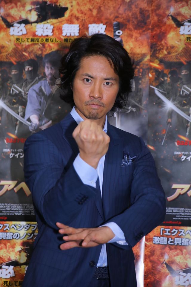 ケイン・コスギ、セクシーくノ一とポーズ！フォトギャラリー（16枚目）