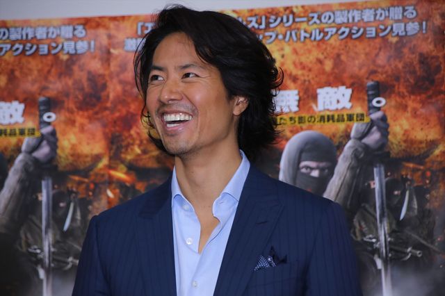 ケイン・コスギ、セクシーくノ一とポーズ！フォトギャラリー（17枚目）