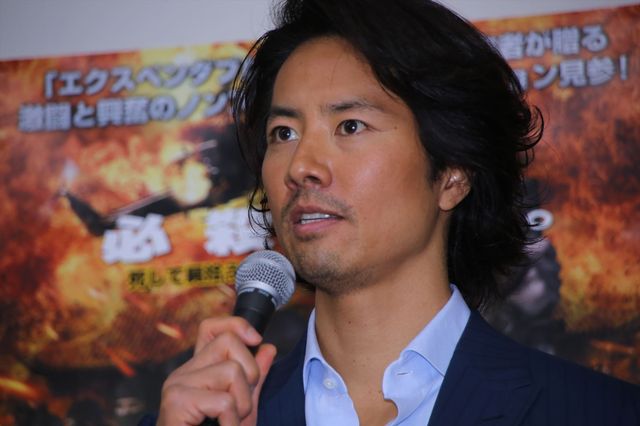 ケイン・コスギ、セクシーくノ一とポーズ！フォトギャラリー（18枚目）