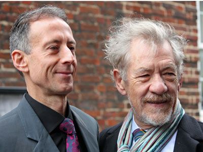 写真は昨年9月にイギリスでブルー・プラーク除幕式に出席したピーター・タッチェル（左）とイアン・マッケラン（右）
