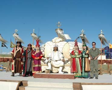 モンゴルの大平原をバックにポーズを取る出演者たち（写真左から）袴田吉彦、野村祐人、若村麻由美、反町隆史、菊川怜、Ara、角川春樹