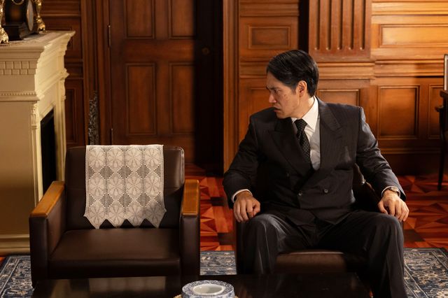 イマジナリー？何かをにらむ桂場（松山ケンイチ）…「虎に翼」第25週「女の知恵は後へまわる？」第122回：フォトギャラリー