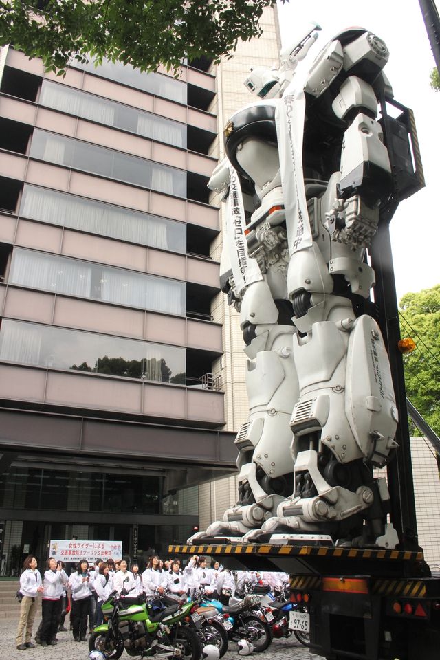 全長8メートルの実物大98式イングラムが東京・霞が関の警視庁本庁舎に登場した