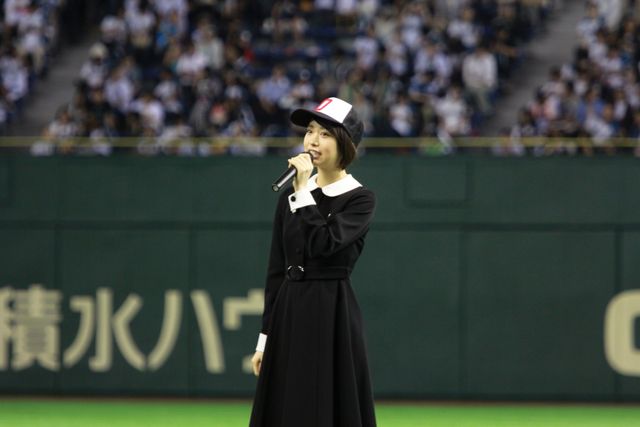 美少女モデル、中条あやみ＆女子高生軍団、呪いの始球式フォトギャラリー（2枚目）