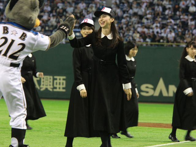 美少女モデル、中条あやみ＆女子高生軍団、呪いの始球式フォトギャラリー（3枚目）