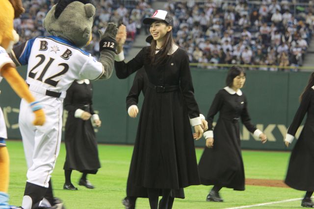 美少女モデル、中条あやみ＆女子高生軍団、呪いの始球式フォトギャラリー（4枚目）