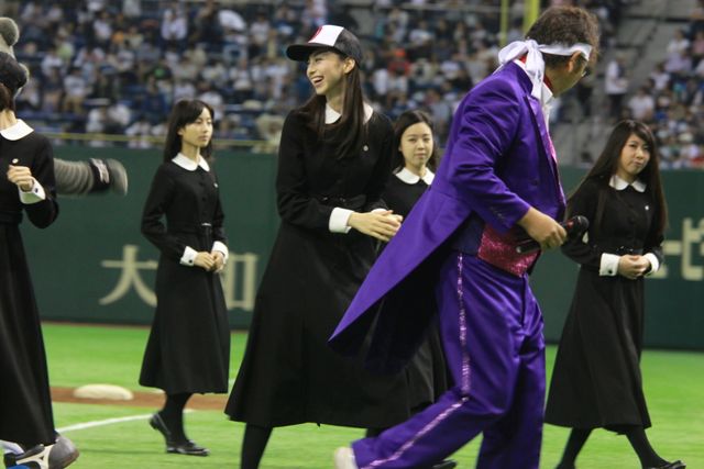 美少女モデル、中条あやみ＆女子高生軍団、呪いの始球式フォトギャラリー（5枚目）