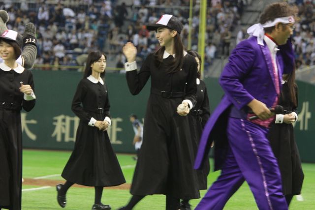 美少女モデル、中条あやみ＆女子高生軍団、呪いの始球式フォトギャラリー（6枚目）