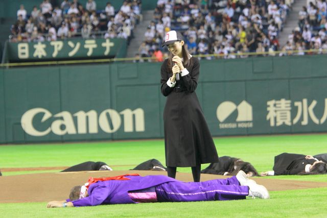 美少女モデル、中条あやみ＆女子高生軍団、呪いの始球式フォトギャラリー（11枚目）