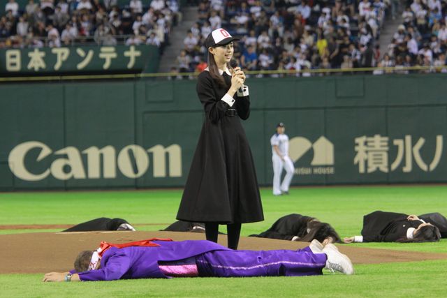 美少女モデル、中条あやみ＆女子高生軍団、呪いの始球式フォトギャラリー（12枚目）