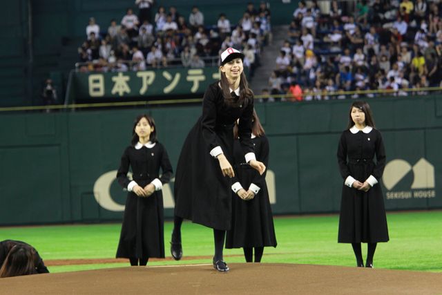美少女モデル、中条あやみ＆女子高生軍団、呪いの始球式フォトギャラリー（13枚目）