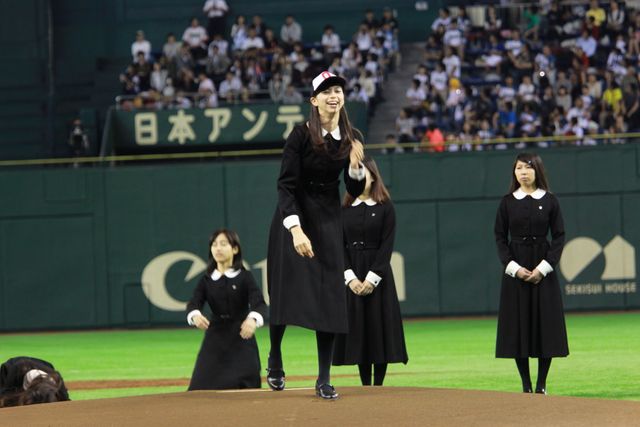 美少女モデル、中条あやみ＆女子高生軍団、呪いの始球式フォトギャラリー（14枚目）
