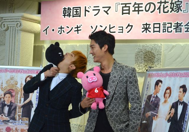 ぬいぐるみをガブー！おちゃめなイ・ホンギフォトギャラリー：フォトギャラリー