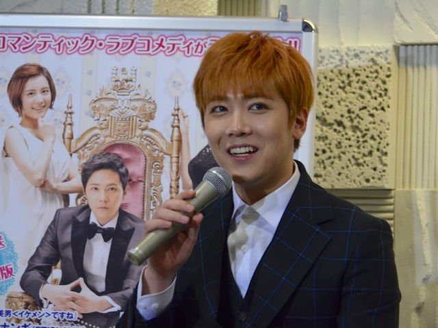 ぬいぐるみをガブー！おちゃめなイ・ホンギフォトギャラリー（2枚目）