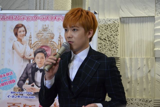 ぬいぐるみをガブー！おちゃめなイ・ホンギフォトギャラリー（4枚目）