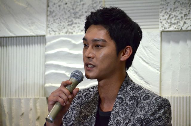 ぬいぐるみをガブー！おちゃめなイ・ホンギフォトギャラリー（6枚目）