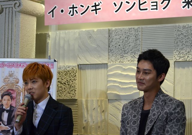 ぬいぐるみをガブー！おちゃめなイ・ホンギフォトギャラリー（7枚目）