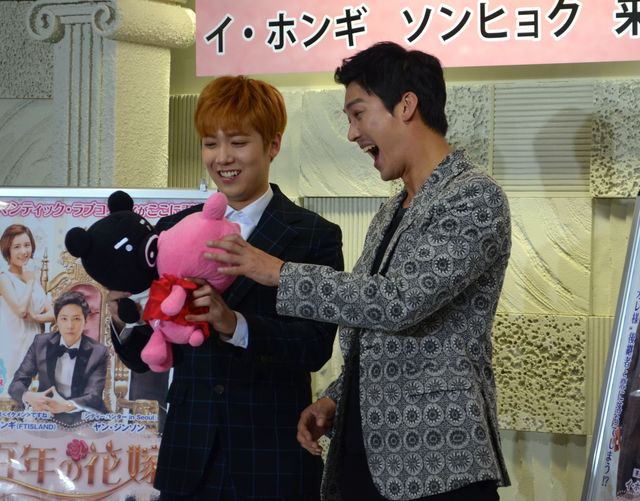 ぬいぐるみをガブー！おちゃめなイ・ホンギフォトギャラリー（22枚目）