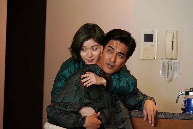 松岡茉優『ヘルドッグス』場面写真（2枚目）