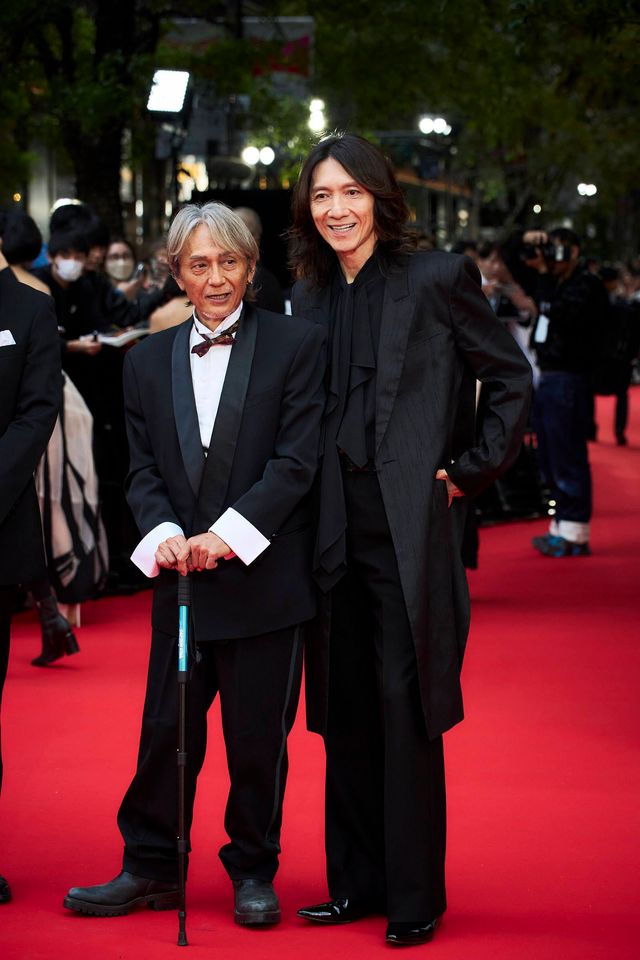 イエモン吉井和哉、カリスマ感ハンパない！黒スーツでレッドカーペット登壇：フォトギャラリー