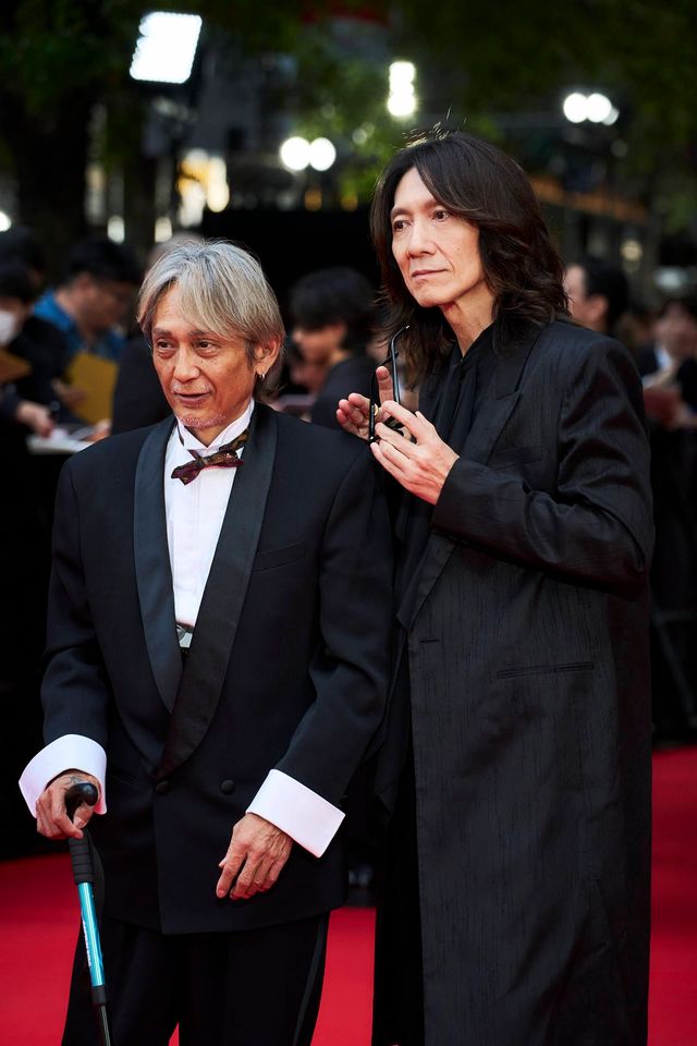 イエモン吉井和哉、カリスマ感ハンパない！黒スーツでレッドカーペット登壇（2枚目）