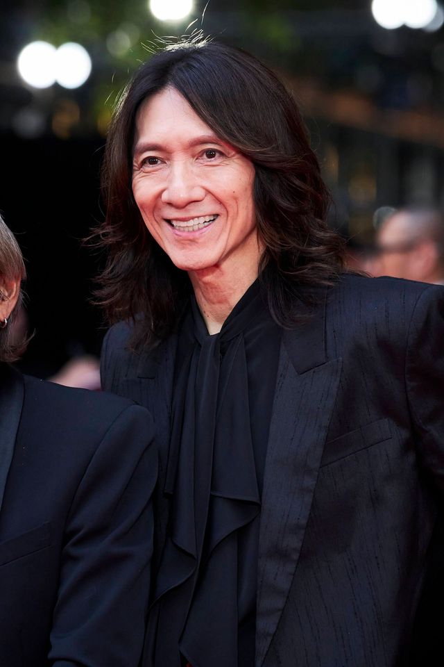 イエモン吉井和哉、カリスマ感ハンパない！黒スーツでレッドカーペット登壇（3枚目）