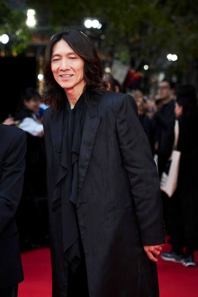 イエモン吉井和哉、カリスマ感ハンパない！黒スーツでレッドカーペット登壇（4枚目）