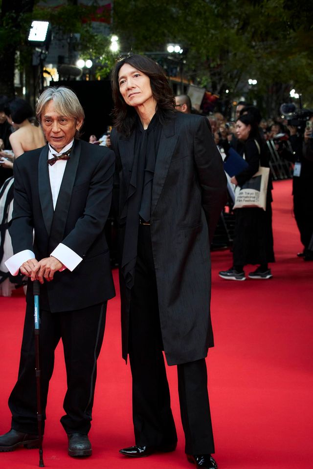 イエモン吉井和哉、カリスマ感ハンパない！黒スーツでレッドカーペット登壇（5枚目）