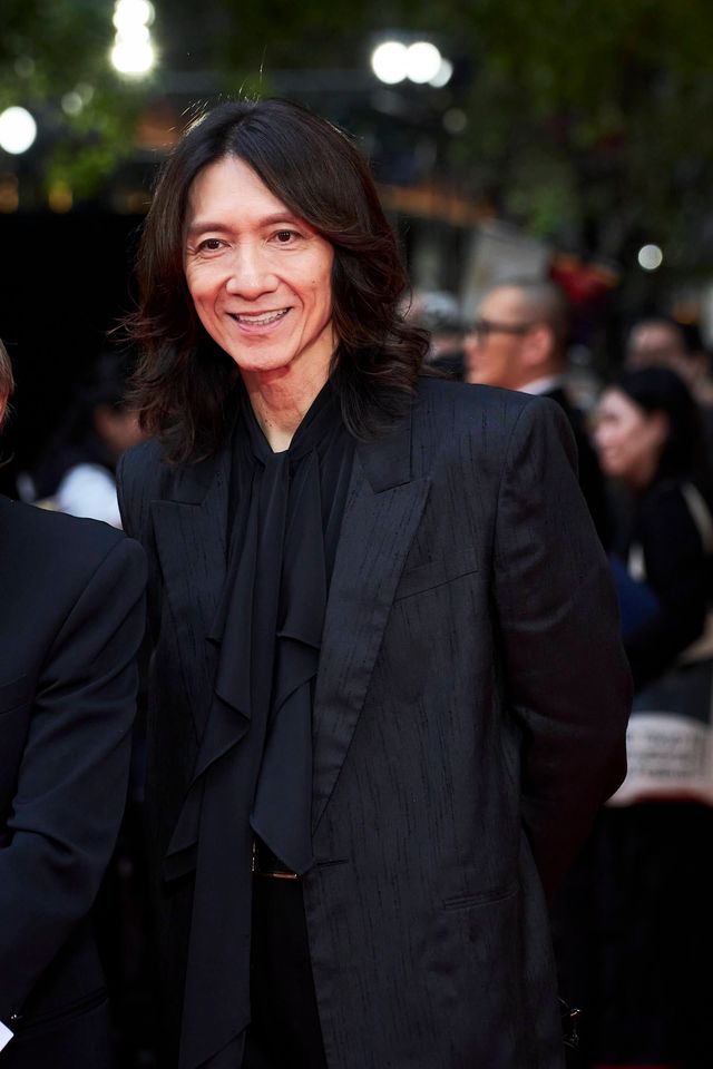 イエモン吉井和哉、カリスマ感ハンパない！黒スーツでレッドカーペット登壇（6枚目）