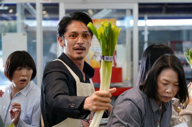 玉木宏、ネギ争奪戦を制す『極主夫道　ザ・シネマ』場面写真（2枚目）