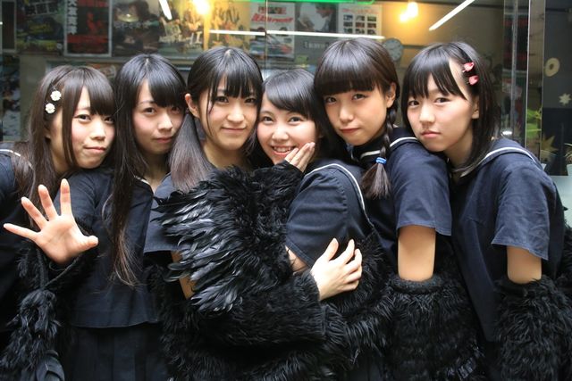 アイドルグループ・BELLRING少女ハート、劇中衣装で公開初日を祝う！写真ギャラリー（8枚目）