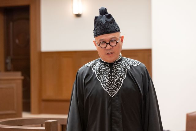 朝ドラ「虎に翼」にサプライズ登場！シソンヌと栗原英雄：フォトギャラリー