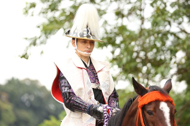 徳川慶喜役で馬に乗る草なぎ剛