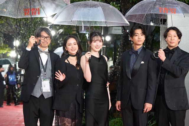 レッドカーペットで仲よくくっつく永野芽郁＆平祐奈（3枚目）