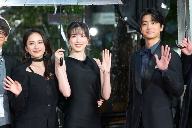 レッドカーペットで仲よくくっつく永野芽郁＆平祐奈（4枚目）