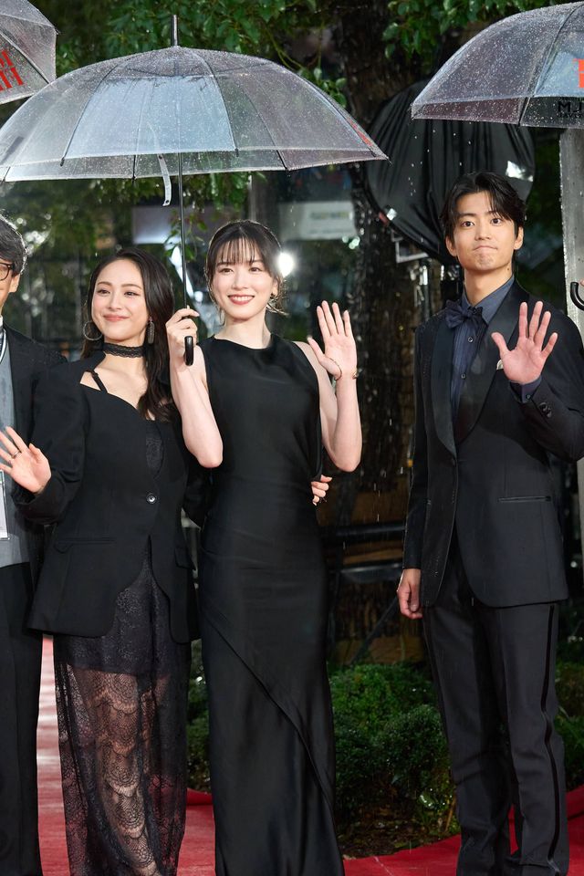 レッドカーペットで仲よくくっつく永野芽郁＆平祐奈（5枚目）