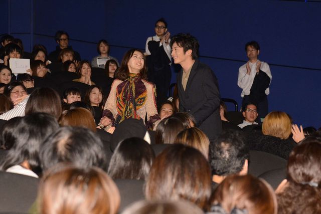 北川景子＆田中圭、笑顔で盛り上がる！『スマホを落としただけなのに』大ヒット御礼舞台あいさつ（2枚目）