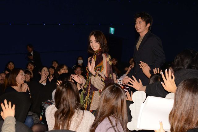 北川景子＆田中圭、笑顔で盛り上がる！『スマホを落としただけなのに』大ヒット御礼舞台あいさつ（3枚目）