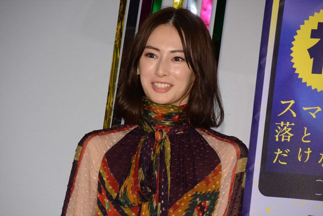 北川景子＆田中圭、笑顔で盛り上がる！『スマホを落としただけなのに』大ヒット御礼舞台あいさつ（6枚目）