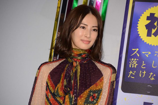 北川景子＆田中圭、笑顔で盛り上がる！『スマホを落としただけなのに』大ヒット御礼舞台あいさつ（9枚目）