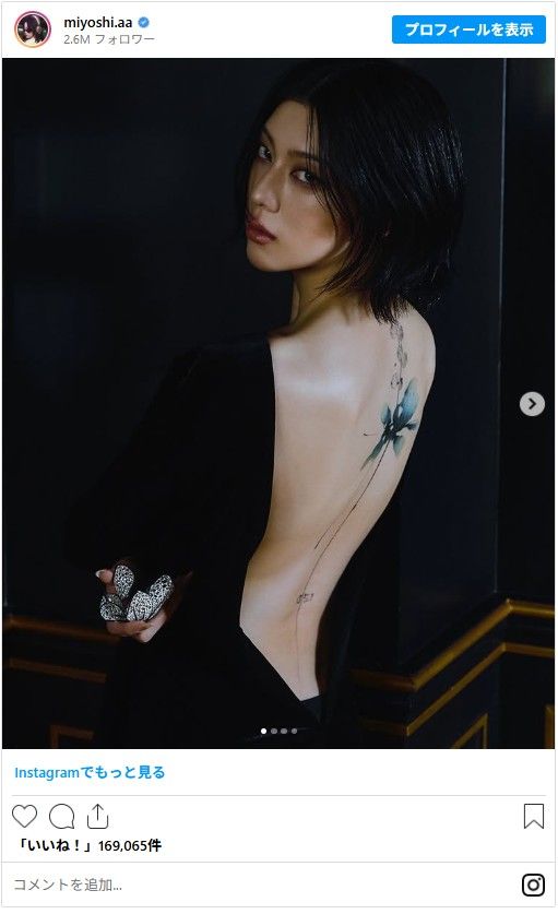 背中のタトゥーを披露した三吉彩花（4枚目）