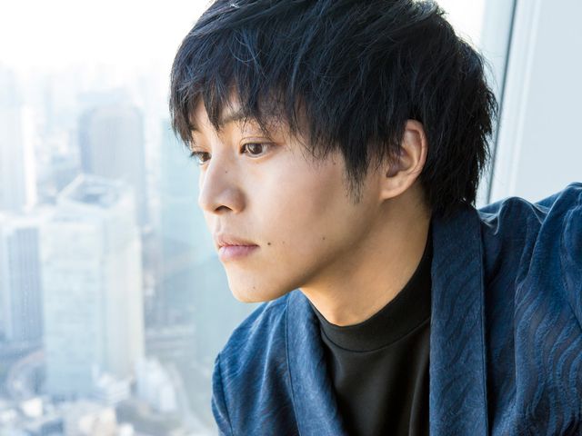 ホクロが妙に色っぽいドアップも【松坂桃李インタビューカット集】（2枚目）