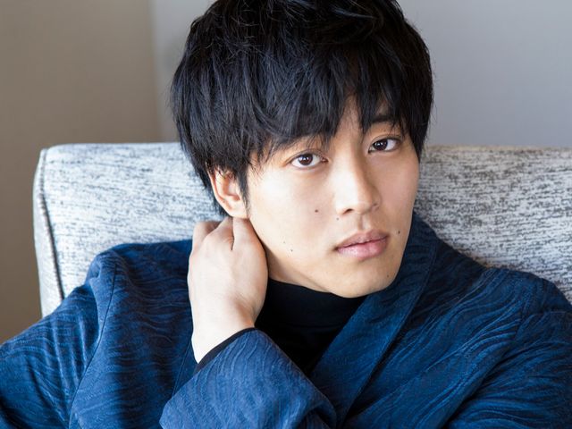 ホクロが妙に色っぽいドアップも【松坂桃李インタビューカット集】（3枚目）