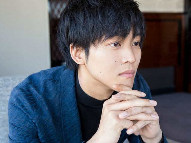 ホクロが妙に色っぽいドアップも【松坂桃李インタビューカット集】（4枚目）