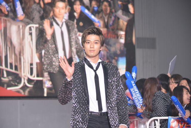 新田真剣佑、東出昌大＆北村匠海らと自撮り！『OVER DRIVE』スペシャルステージ＆完成披露舞台あいさつ（2枚目）