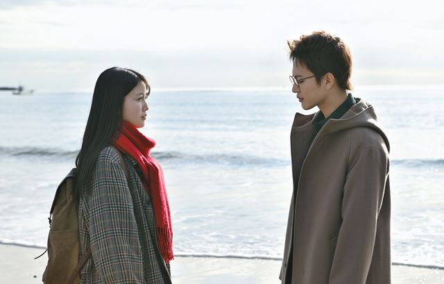 『誰よりもつよく抱きしめて』より月菜（久保史緒里）と良城（三山凌輝）。鎌倉の海は映画の重要な場所