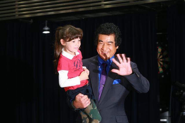 藤岡弘、と「カラテガール」エヴァちゃん登場！映画『サバイバー』大ヒット祈願イベント写真ギャラリー：フォトギャラリー