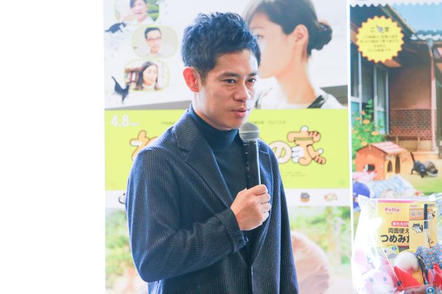 伊藤淳史、もふもふ猫にノックアウト！『ねこあつめの家』猫カフェ試写会フォトギャラリー（5枚目）