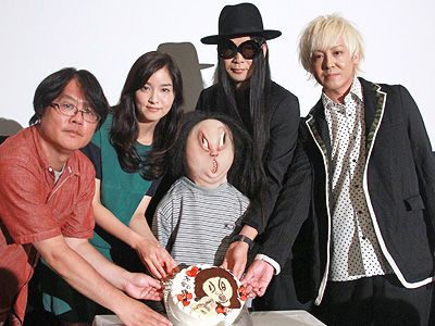 オチョナンさんケーキで誕生日を祝福！　長江俊和監督、石橋杏奈、オチョナンさん、逹瑯、YUKKE