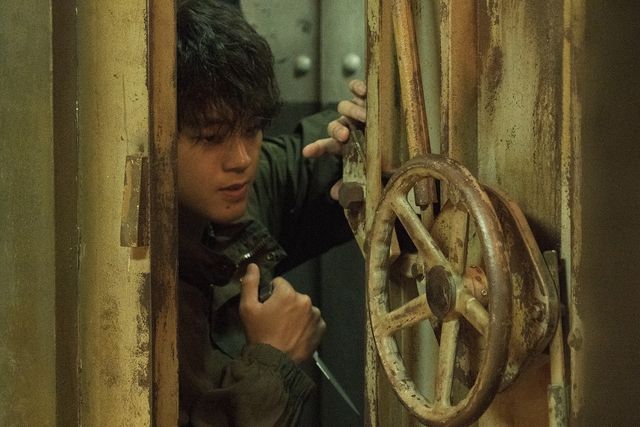 竹内涼真『太陽は動かない』傷だらけの劇中カット（3枚目）